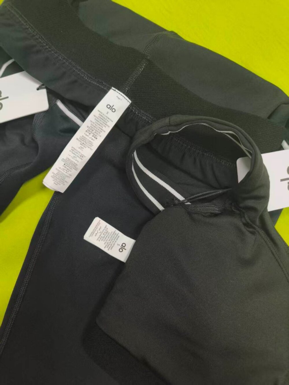 Black ALO Heart Throb Matching Set NWT💕Airbrush Legging and Bra💐Moving sale! - Picture 8 of 9